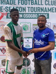 Jamiu Sulaimon being given the man of the match award
